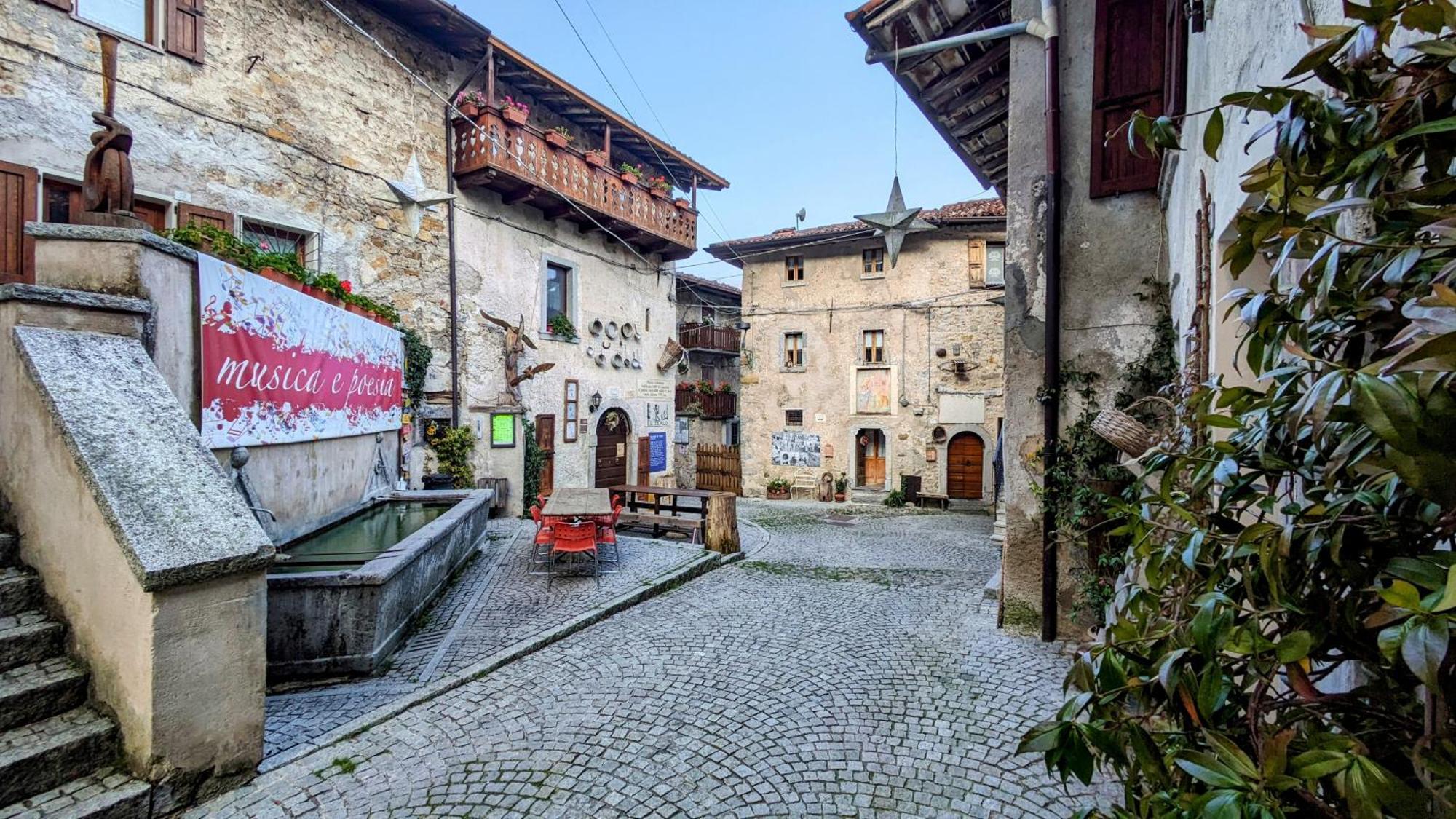 B&B Piccolo Tibet Lavenone Exteriör bild
